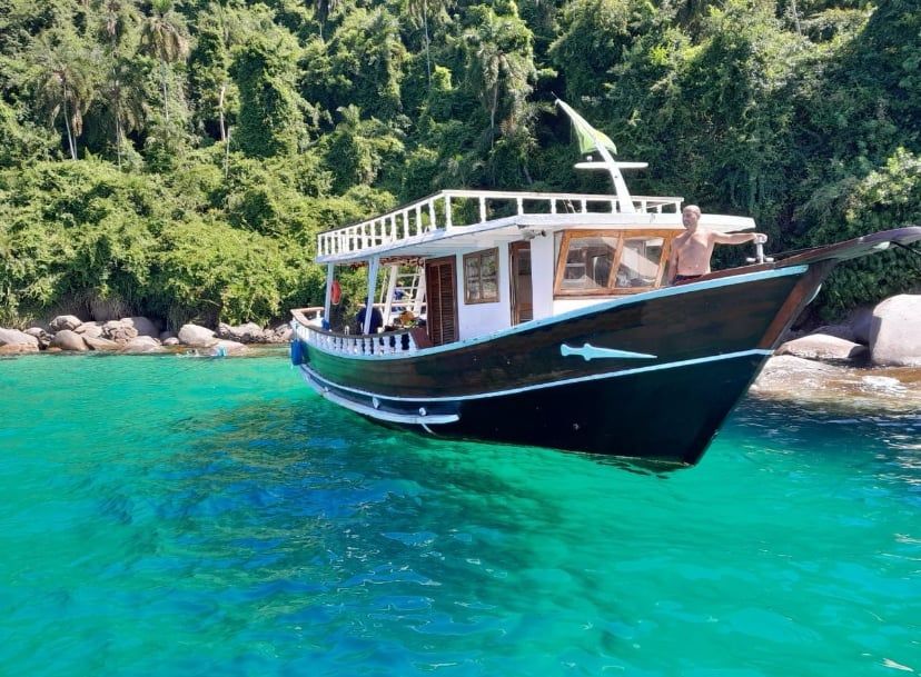 Paseo en barco colectivo — Paraty