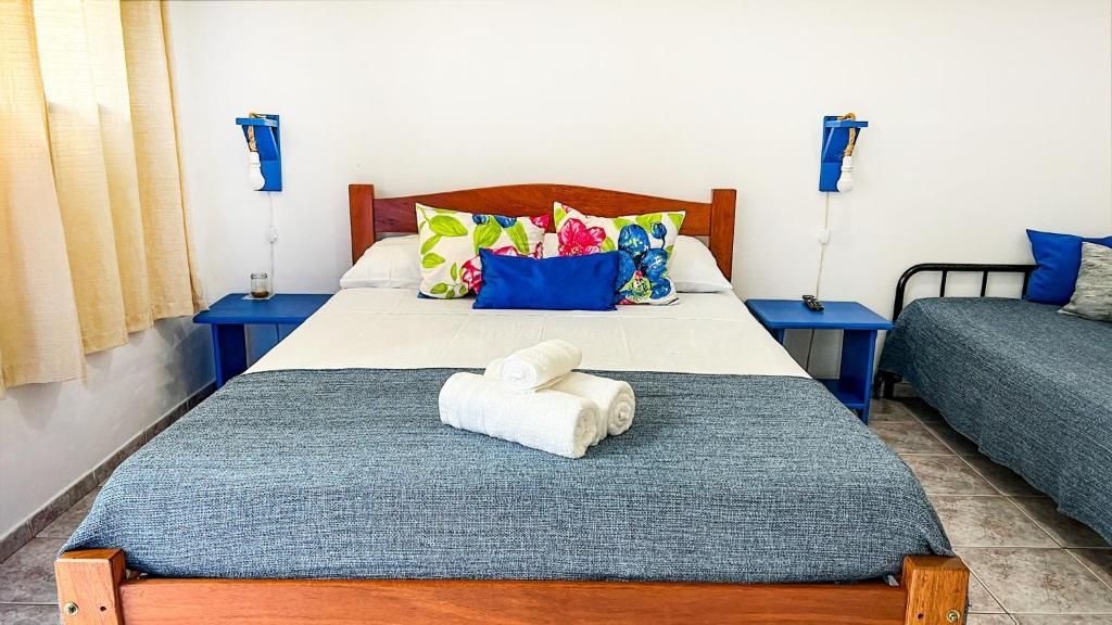 Habitación Triple con vistas al jardín — Pousada Costa Verde
