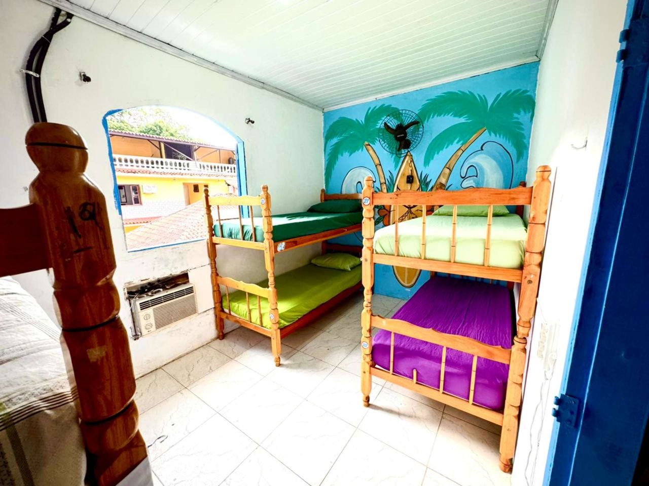 Cama en dormitorio mixto de 6 con vista al Pico do Papagaio — Bouganvile Vibe Hostel