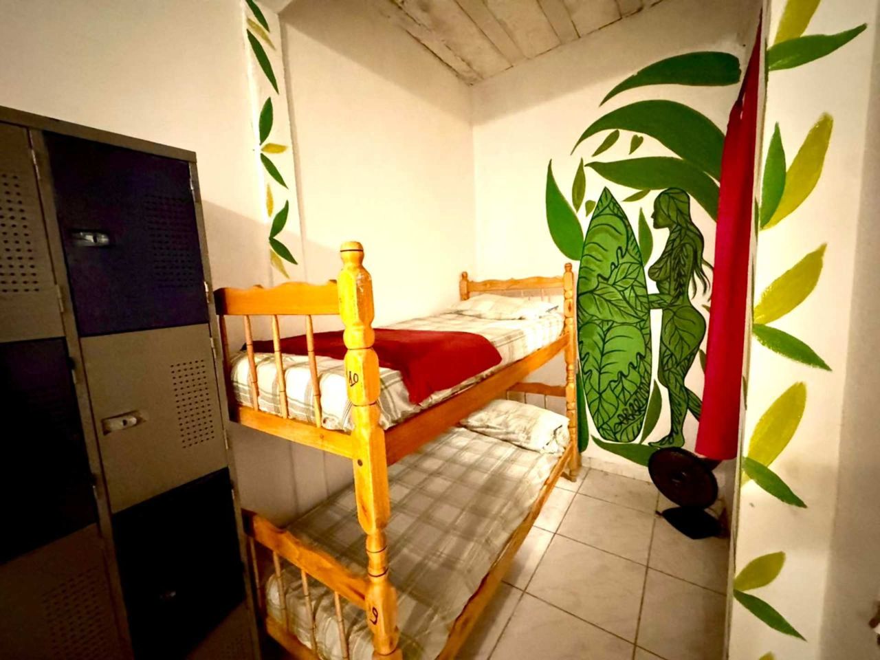 Cama en dormitorio femenino de 10 con baño privado — Bouganvile Vibe Hostel