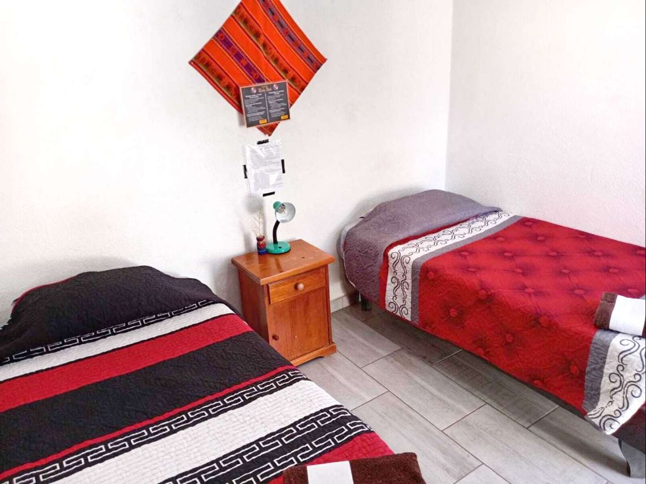 Cama en habitación compartida masculina