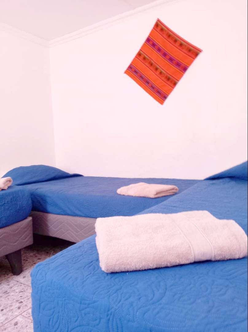 Habitación triple económica con baño compartido