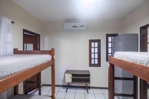 Cama en dormitorio femenino de 4 camas