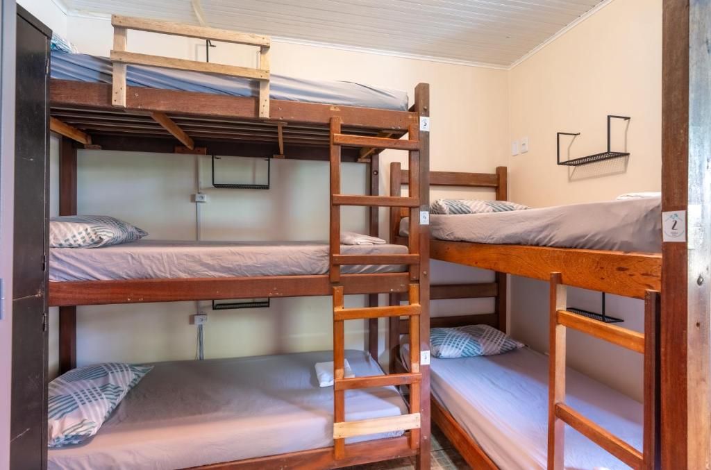 Cama en dormitorio femenino de 5 camas